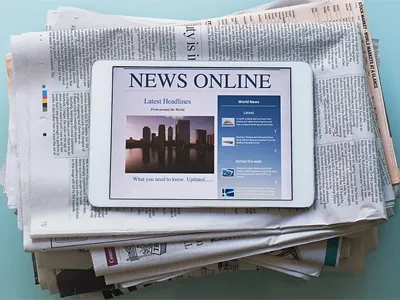 रिफ्लेक्टिव सूट में छोटे ट्रैफिक पुलिसकर्मी