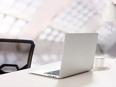 सेफ्टी रिफ्लेक्टिव जैकेट पहनने वाली ट्रैफिक पुलिस एक घंटे में 56 अवैध पार्किं...