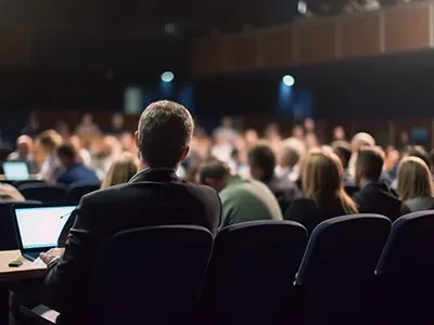 परावर्तित प्रकाश वर्दी में आकर्षण जोड़ता है और छात्रों को सुरक्षित बनाता है