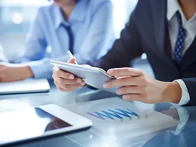 सुरक्षा चिंतनशील कपड़ों में दिखना सुरक्षित है