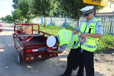 छोटे परावर्तक स्टिकर, सड़क से बाहर जनता को सुरक्षित रूप से रोशन करते हैं