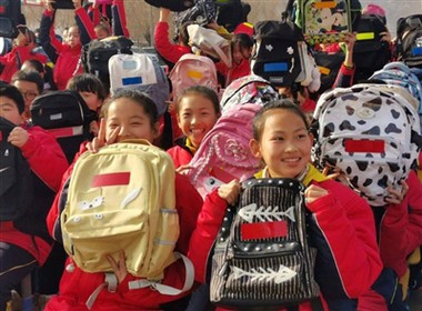 यात्रा सड़क गतिविधि को रोशन करने के लिए परिसर में चिंतनशील स्कूलबैग ले जाएं