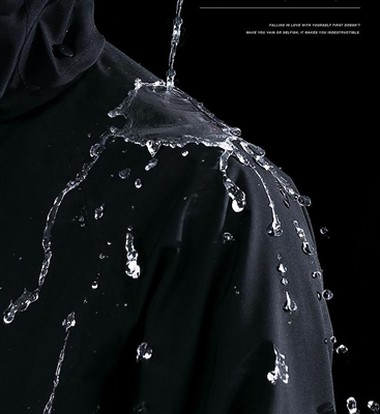 रिफ्लेक्टिव रेनकोट स्टाइल और सुरक्षा का मिश्रण है