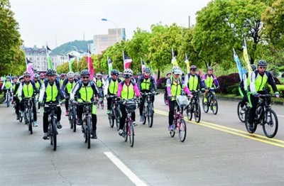 बाहरी कपड़ों में परावर्तक पट्टियों के क्या अनुप्रयोग हैं?