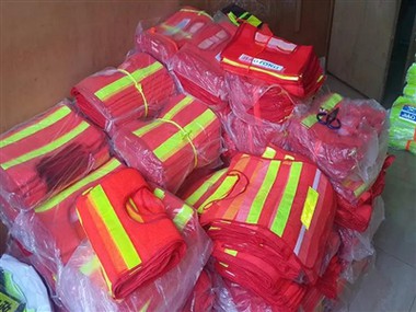 चाओबांग इंटीग्रेटेड शॉप स्वच्छता कर्मियों को 1000 सुरक्षा चिंतनशील जैकेट प्रद...