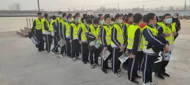 चिंतनशील सुरक्षा कपड़ों में दिखना सुरक्षित है